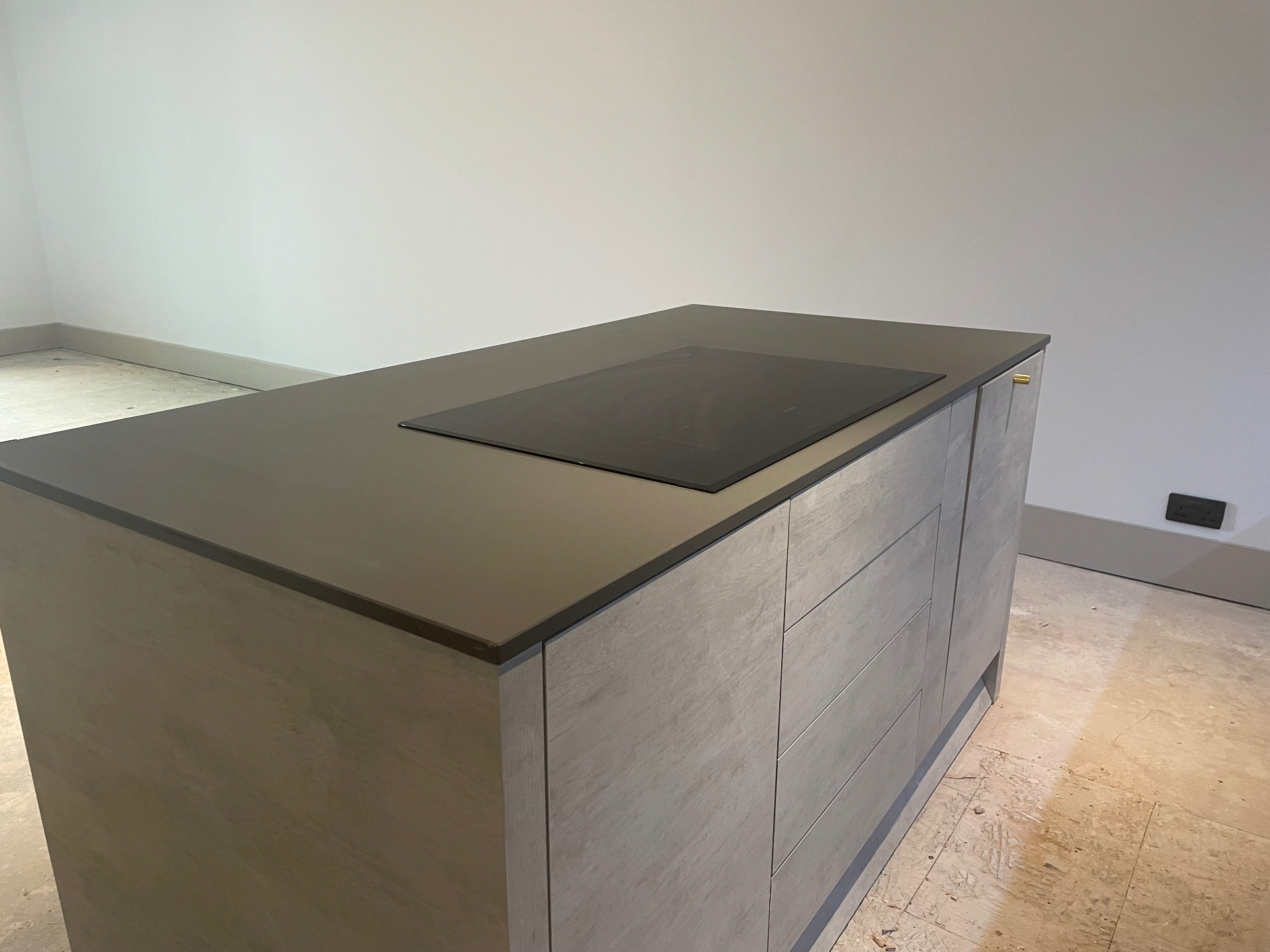 Central kitchen island with integrated induction hob and storage